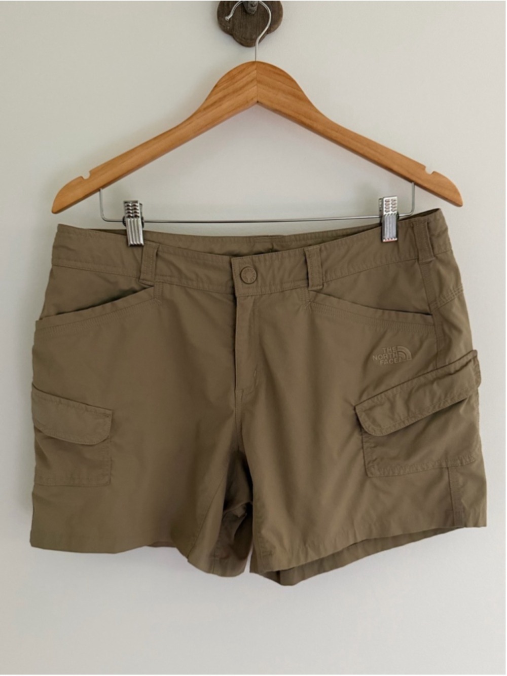gorpcore hiking cargo shorts • the north face khaki utility shorts